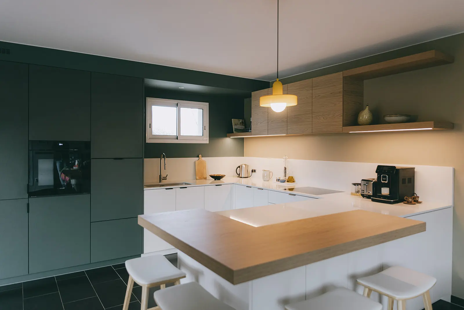 Cuisine sur mesure verte et chêne avec îlot en U réalisée par un architecte d'intérieur à Montpellier